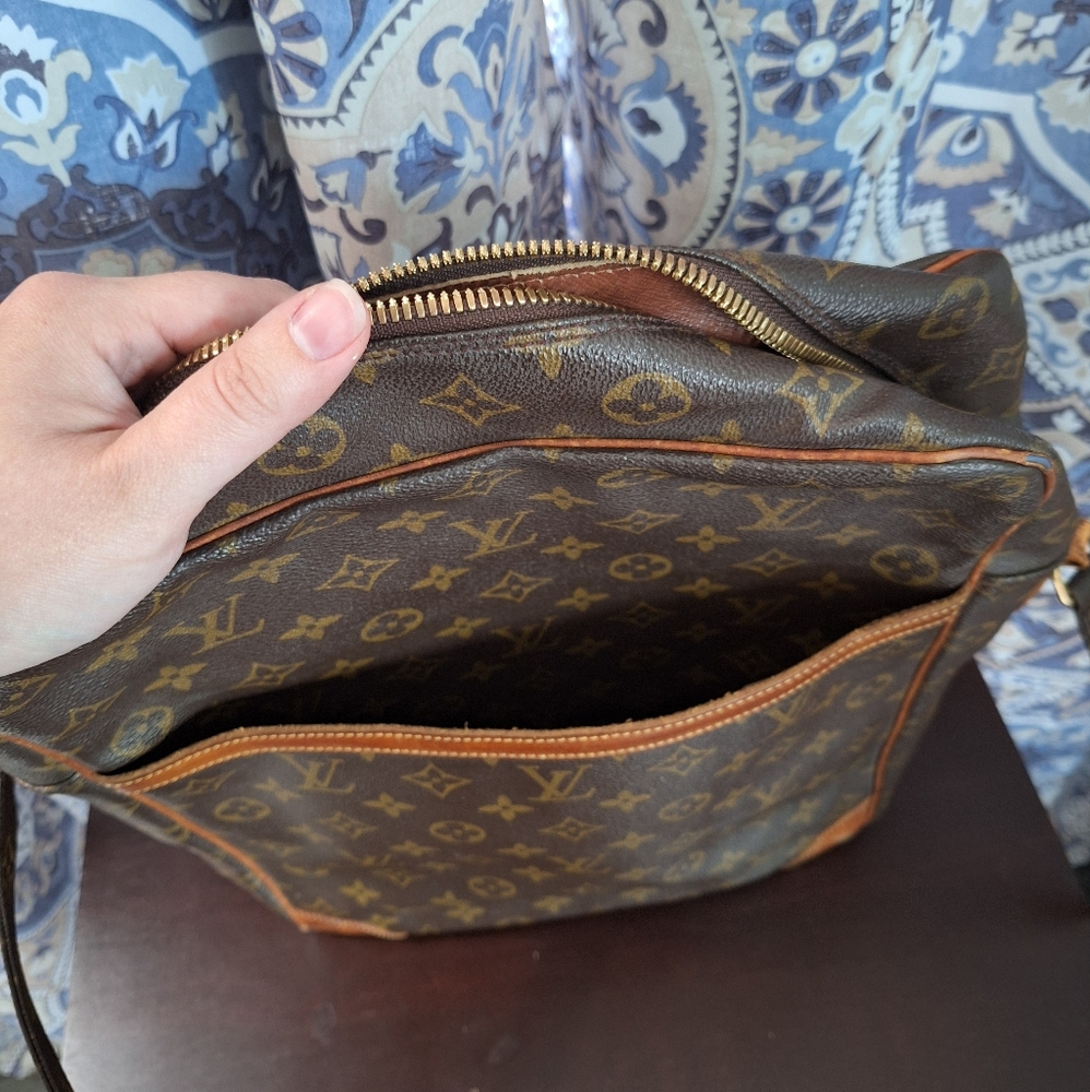 Louis Vuitton Danube with Monogram Strap - Picture 4 of 15